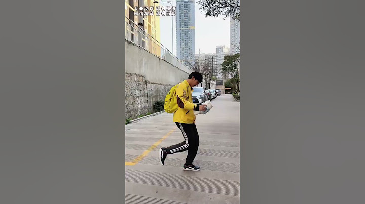 The delivery guy helps the beauty pick up the bear #parkour#skate#shorts