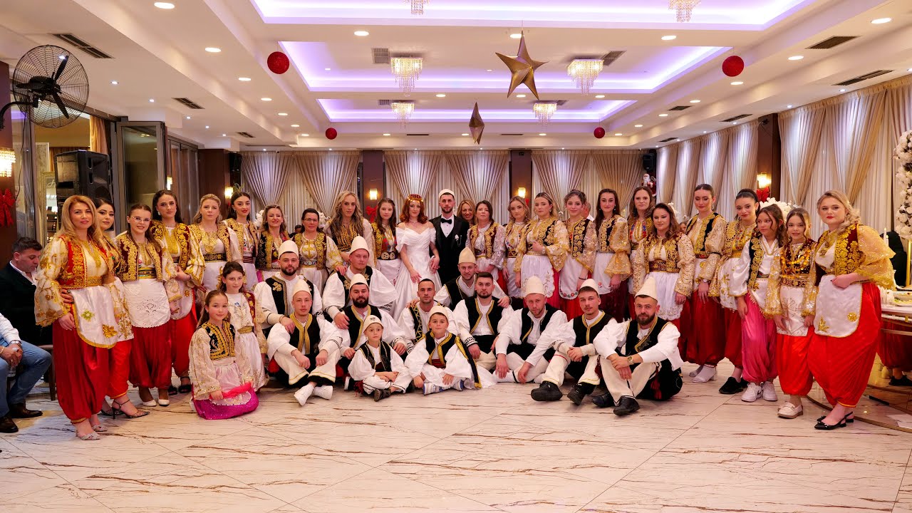 Vallja me kostumet tradicionale  në Lazarat.