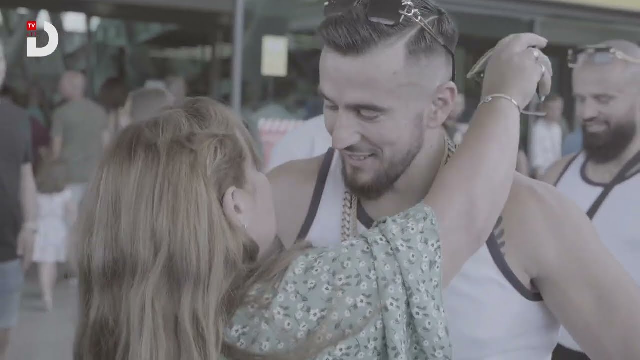 Mergimtari që u kthye pas 9 vitesh ne vendlindje me aeroplan privat nga menaxheri i tij