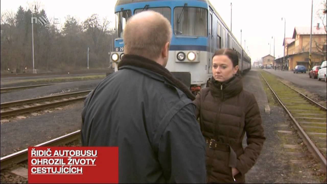 Kladno - autobus na železničním přejezdu