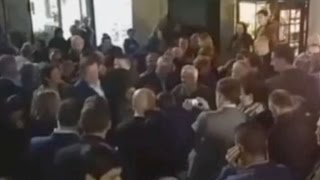 Rajoy recibe un puñetazo durante paseo electoral