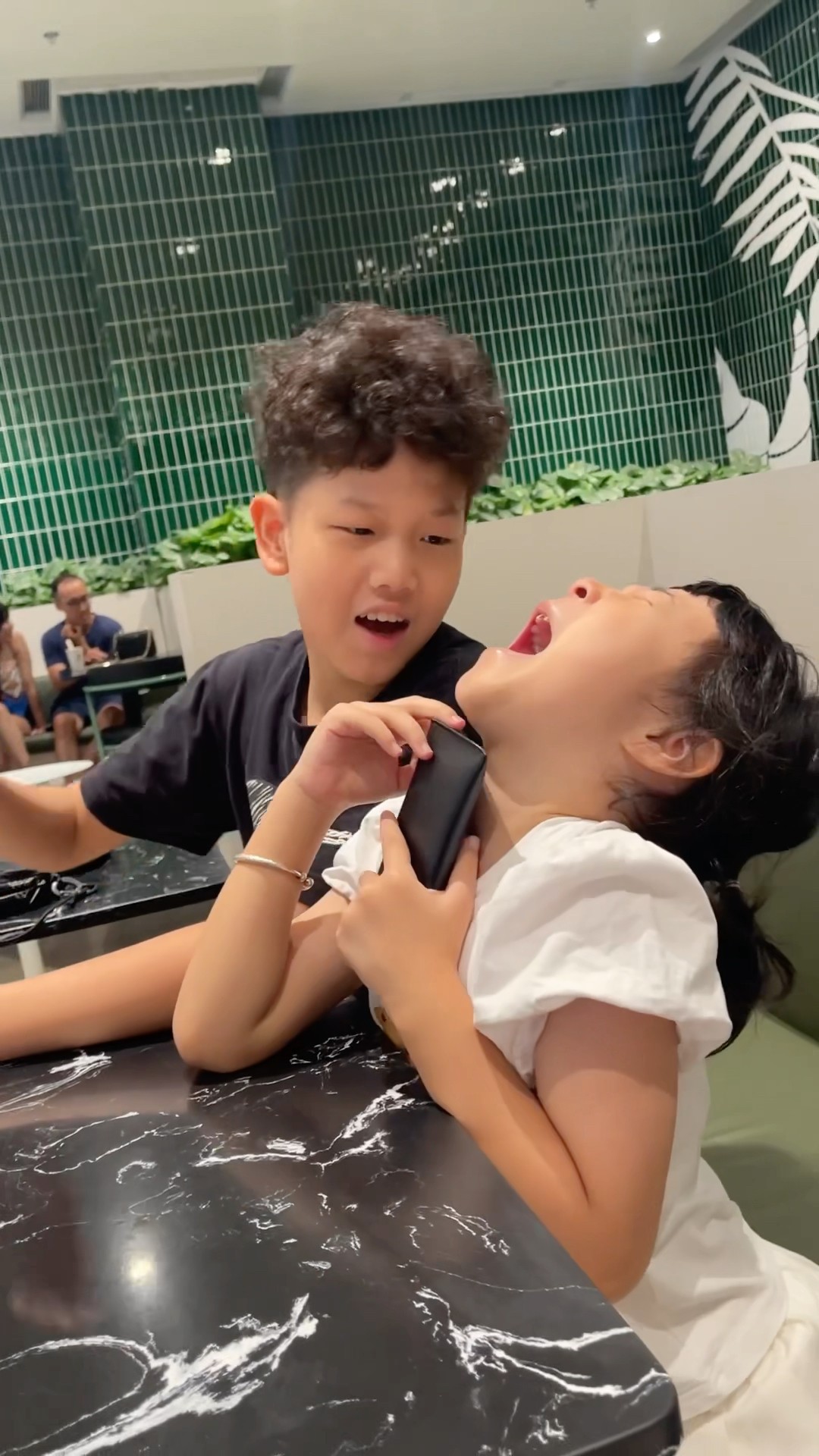 (Golf familyVN)em bé đang Hát bị tát?#funny #cute #shorts
