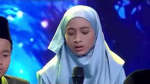 عائلة أندونيسية تقرأ سورة الضحى بشكل رائع