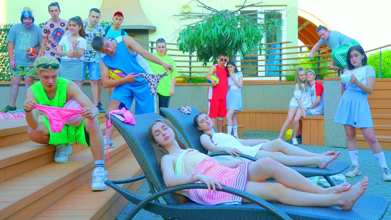 PAZZE VACANZE! Che succede al campo delle cheerleader?