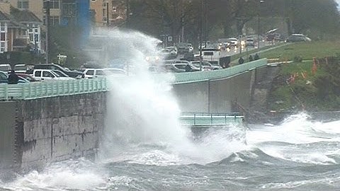 Powerful storm batters B.C., cuts power to thousands