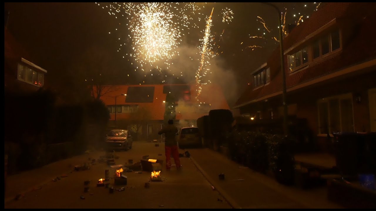 [4K] Vuurwerkshow 2024-2025 - 7 compounds in de straat!