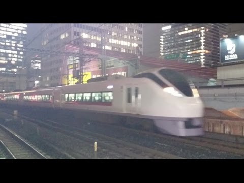 夜の通勤ラッシュの有楽町駅前を走行する上野東京ライン常磐線上り特急ひたちE657系