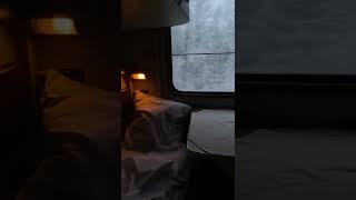 Снежная зима из окна поезда