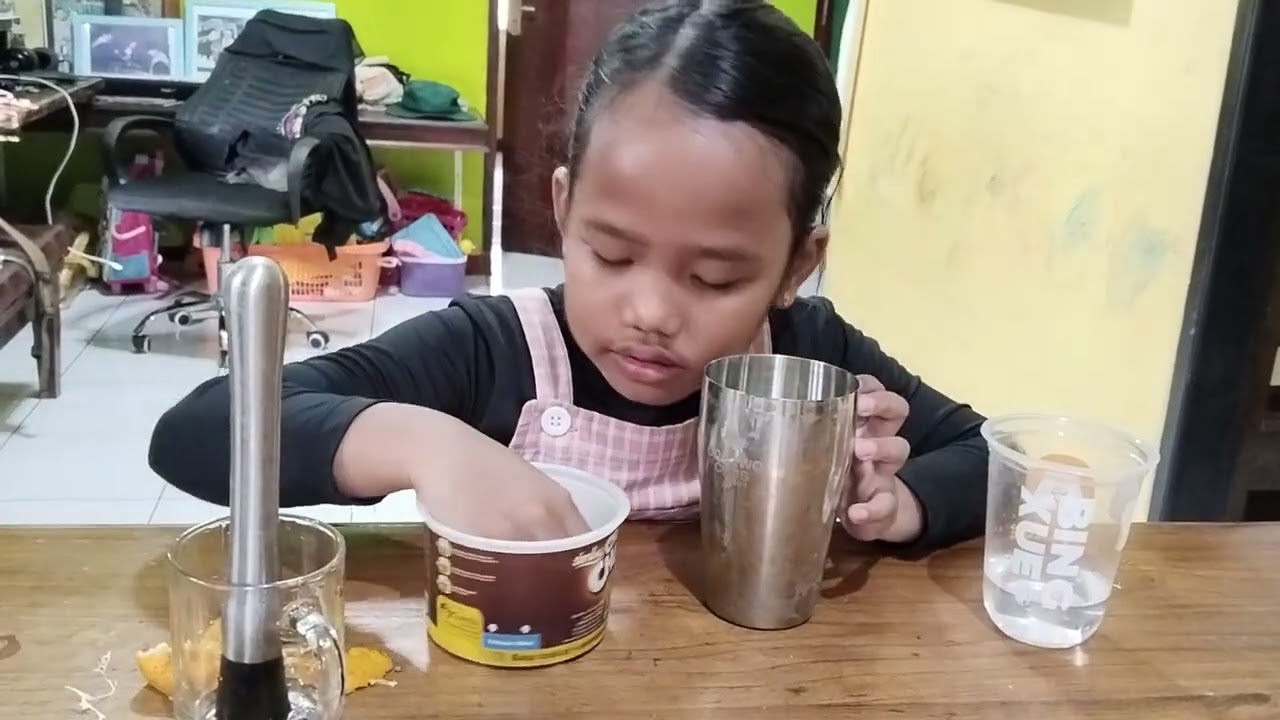 Membuat es jeruk Shaker untuk buka puasa