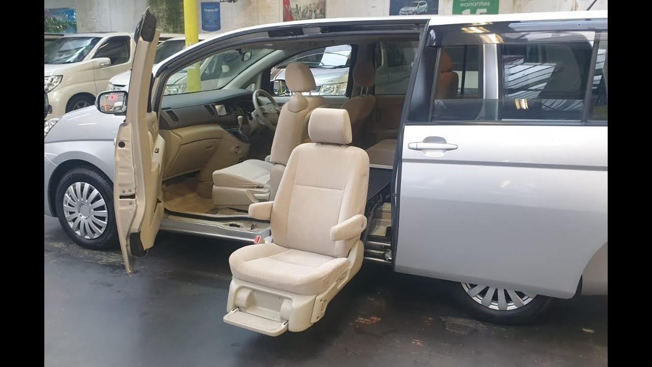 JCF863) TOYOTA ISIS + MOBILITY ACCESS AUTO CHAIR ‪@japcarfinder