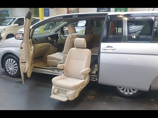 JCF863) TOYOTA ISIS + MOBILITY ACCESS AUTO CHAIR ‪@japcarfinder