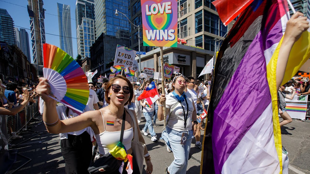 Annual Pride parade kicks off in Toronto