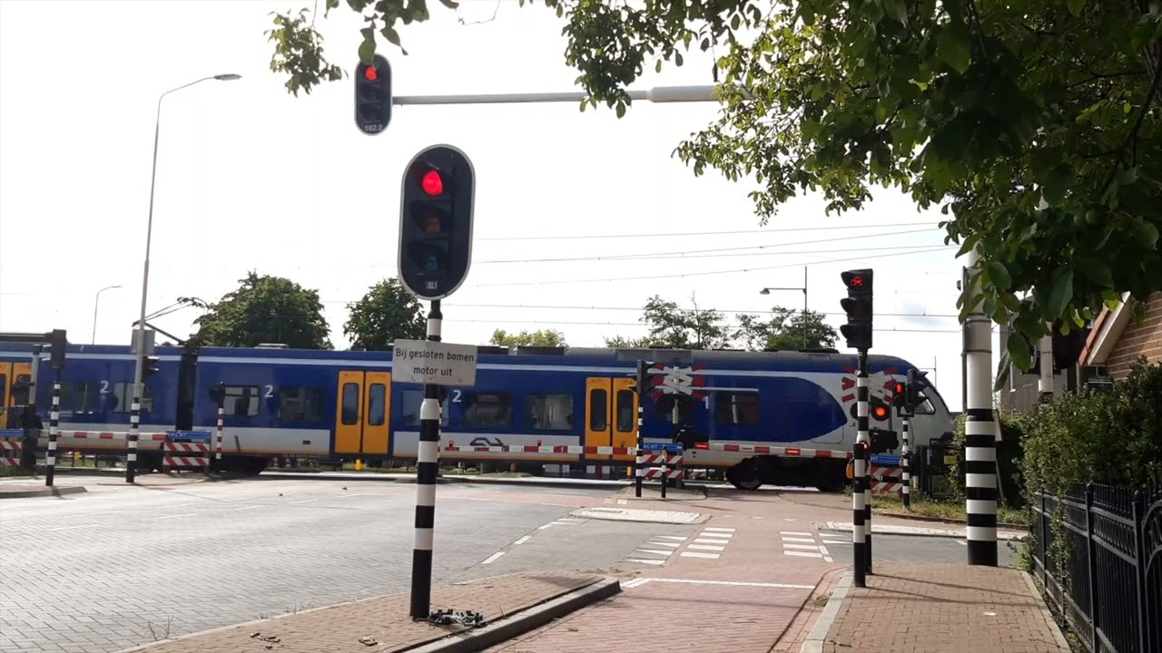 Spoorwegovergang Helmond 't Hout // Dutch Railroad Crossing