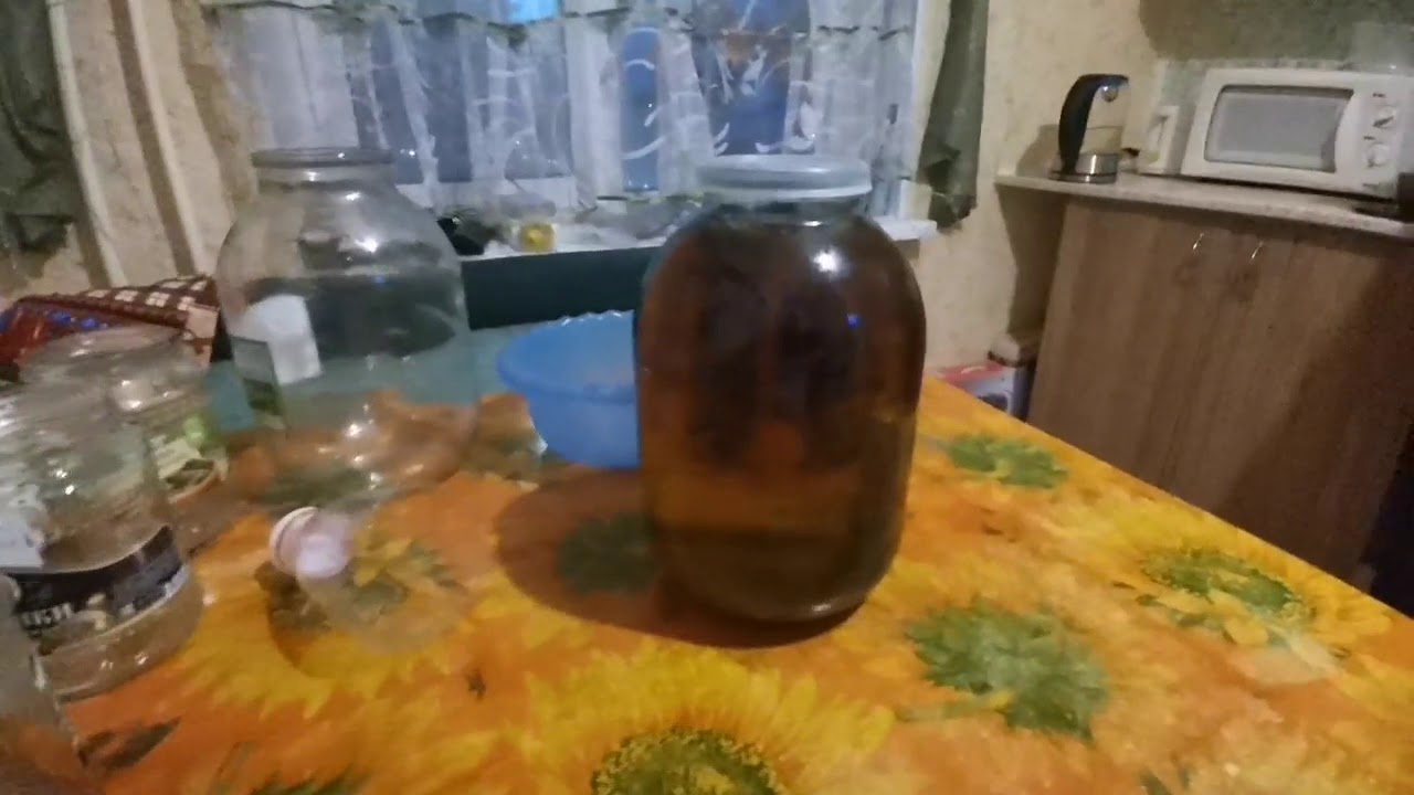 Самогон на грецких орехах рецепт на 3 литра. Отвар из перегородок грецкого ореха. Самогон на перегородках. Как приготовить водный настой из перегородок грецкого ореха. Коньяк домашний.