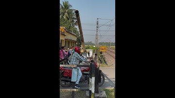 Train Furiously Crossing Railgate : Level crossing Scene