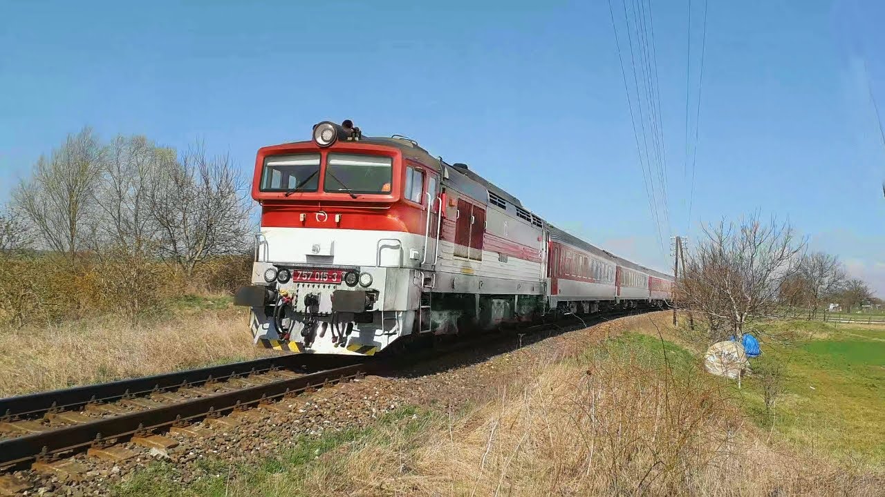 757 015-3 na vlaku REX 1724 v prvých teplých dňoch