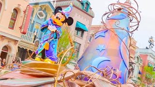 'magic happens' is disneyland's newest daytime parade! it's the
resort's first parade in nearly a decade! as mickey mouse leads way,
f...