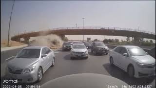 حادث في السعودية الرياض مخرج 13 سقوط مركبة من الكوبري
