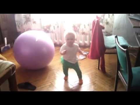 Ребенок ходит. 1 год 2 мес. Ребенок ходит. 1 год 2 мес.