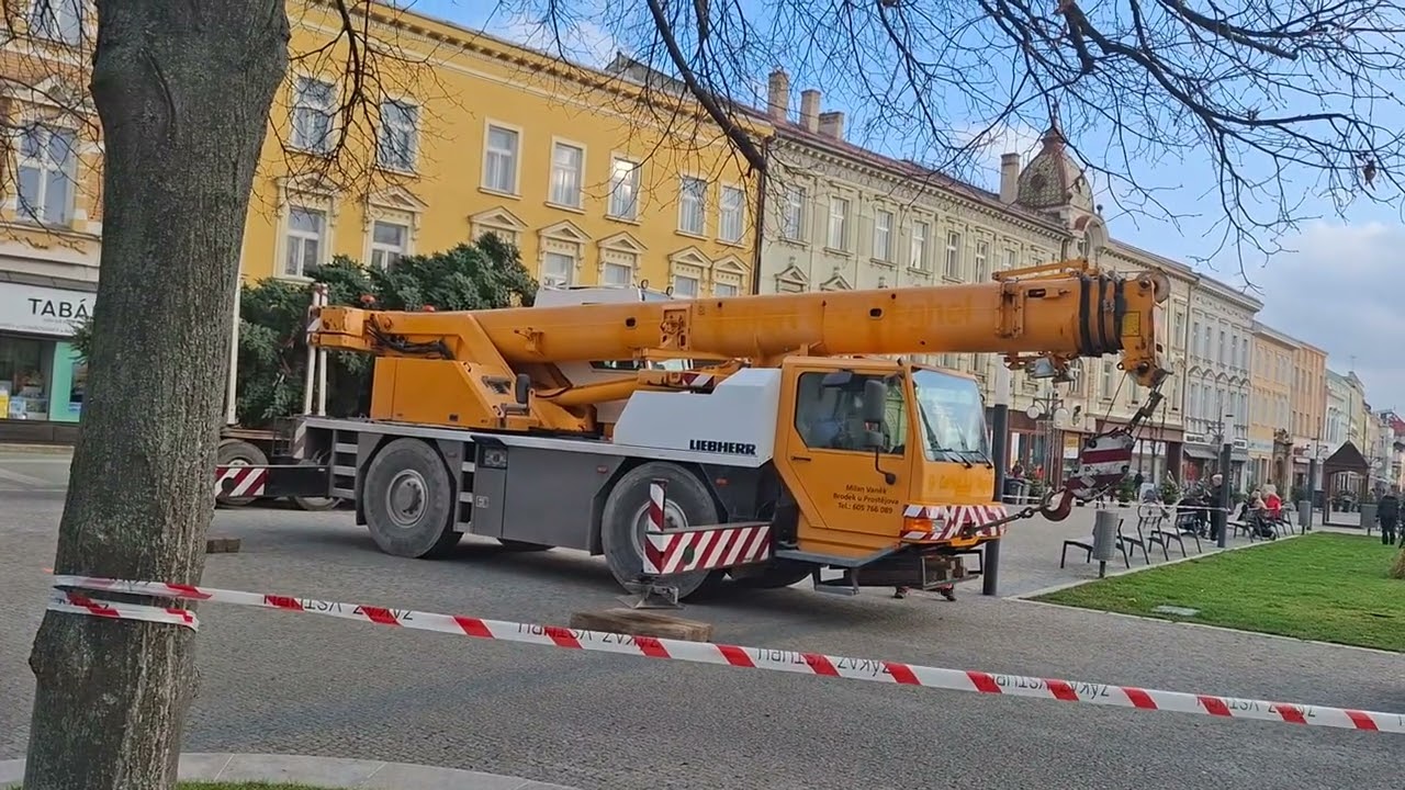 Stavění vánočního stromku na Náměstí T.G.M v Prostějově 20.11.2025