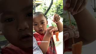 Anak Kecil Balita Lucu Ini Mainin Makanannya Bikin Gemass anaklucu balitalucu