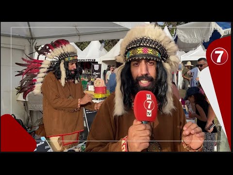 بلباس الهنود الحمر شاب يخطف الأنظار بسوق مهرجان البولفار  