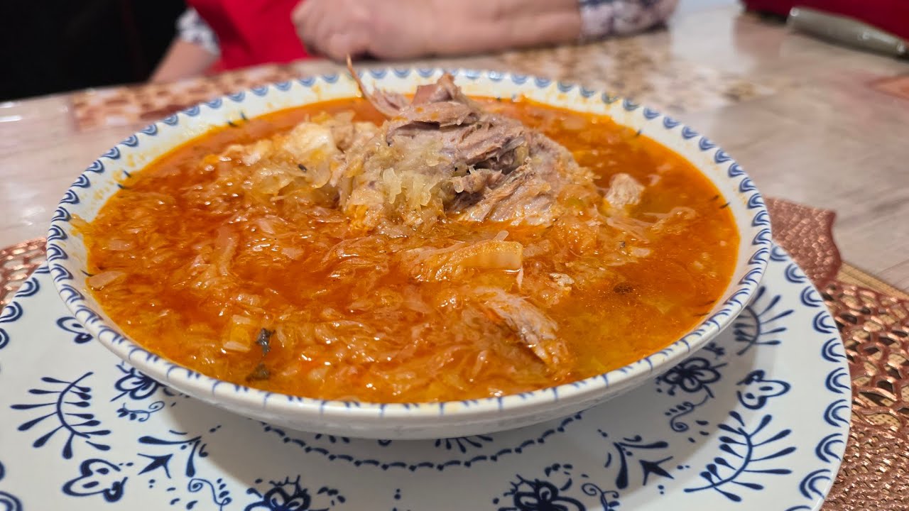 Cea mai gustoasă varză murată cu ciolan de porc, rețetă de la bunica