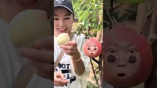 গাছের আঙুরে পরিণত হয়ে ছোট ভাইটি সেটা খেয়ে ফেলে।