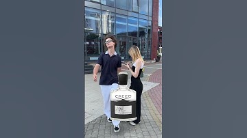 Thumbnail of Pas cowok ini lewat… reaksinya bikin kaget! 🤭 Wangi apa sih yang dia pakai?