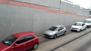 Fila de autos detenidos en el cruce bajo las vías de la Línea San Martín en El Palomar