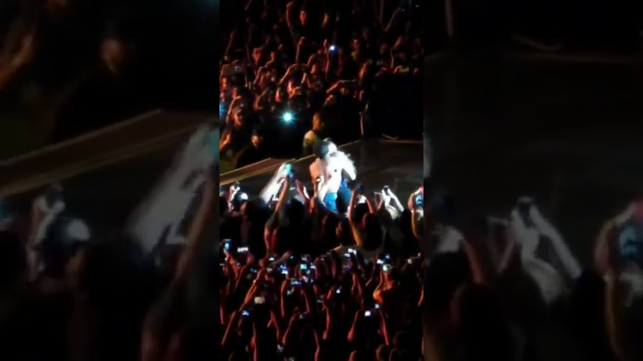 Beyonce being pulled by a fan on stage|tiktok:thebeyoncetv|