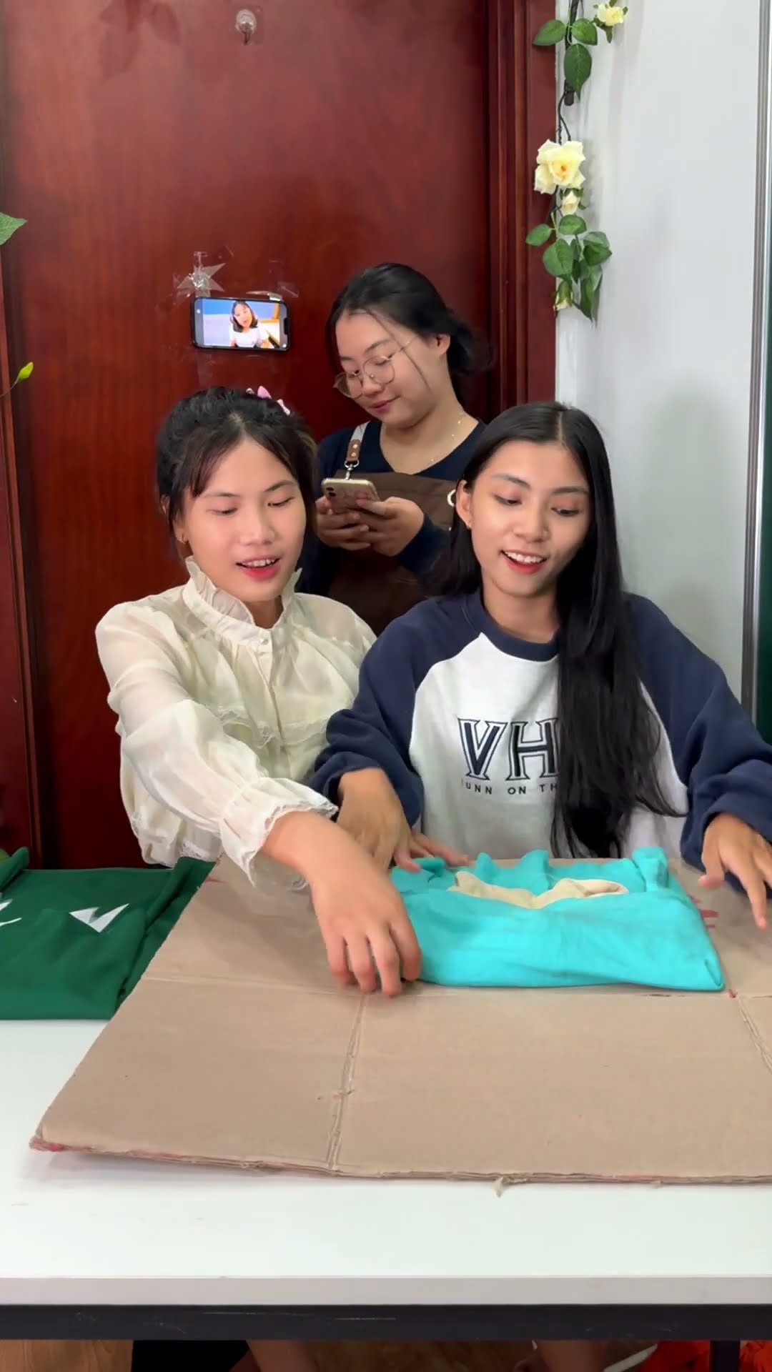 LNF - Khi bạn muốn xem điện thoại nhưng mẹ bắt xếp đồ || Fold clothes smartly #shorts