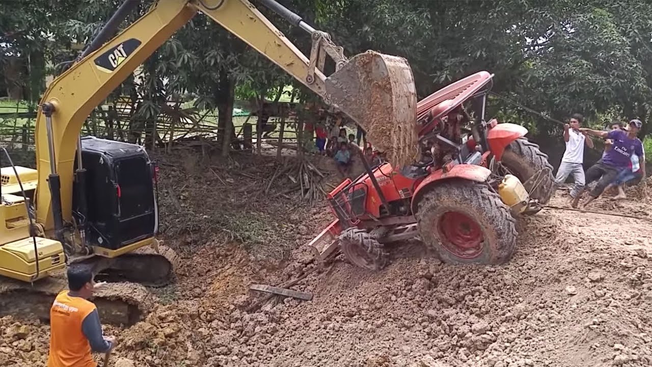 ត្រាក់ទ័រចង់ក្រឡាប់អេសស្កាជួយ Tractor Stuck Accidentally Fails Best Action Equipment YouTube