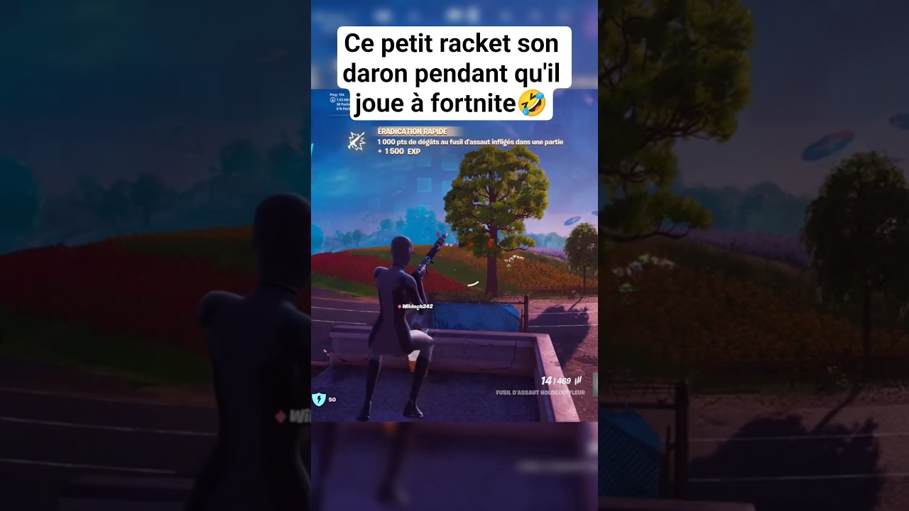 Ce_petit_racket_son_daron_pendant_qu'il_joue_