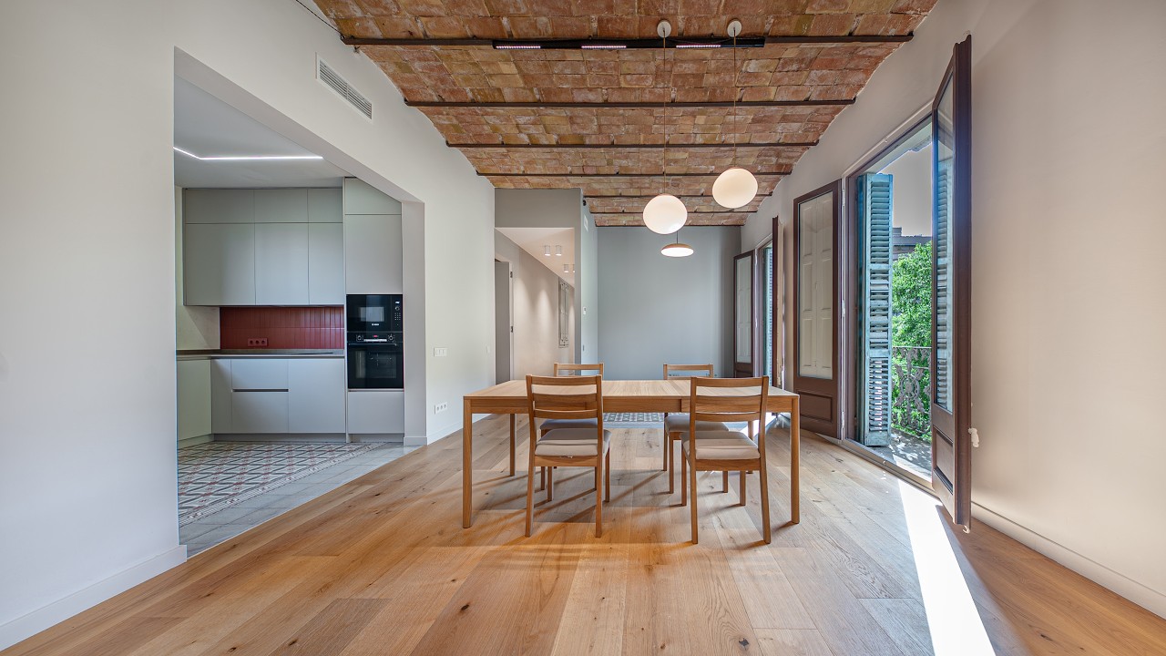 Video tour — Exclusive renovated property with original architectural features