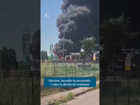 Video Riccione, incendio in A14 camion cisterna in fiamme