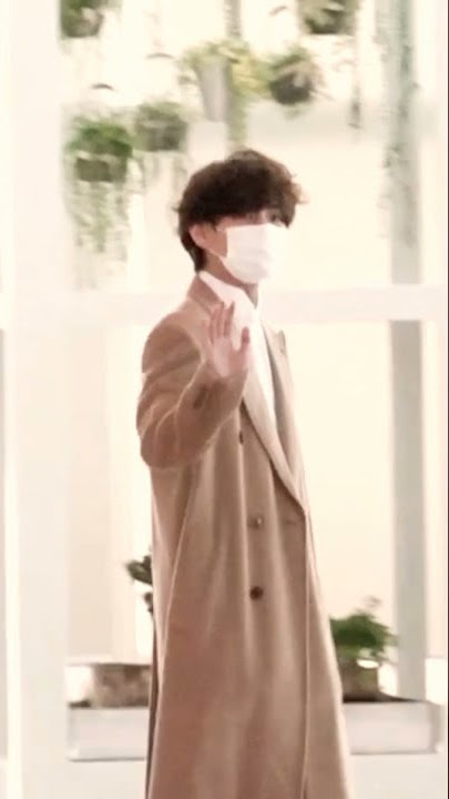 211118 BTS V at LA Airport | He is damn in messy hair 🔥