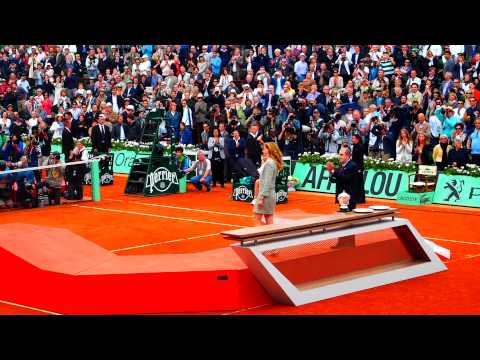 Video: Yuav Ua Li Cas Maria Sharapova Ua Yeeb Yam Ntawm Roland Garros