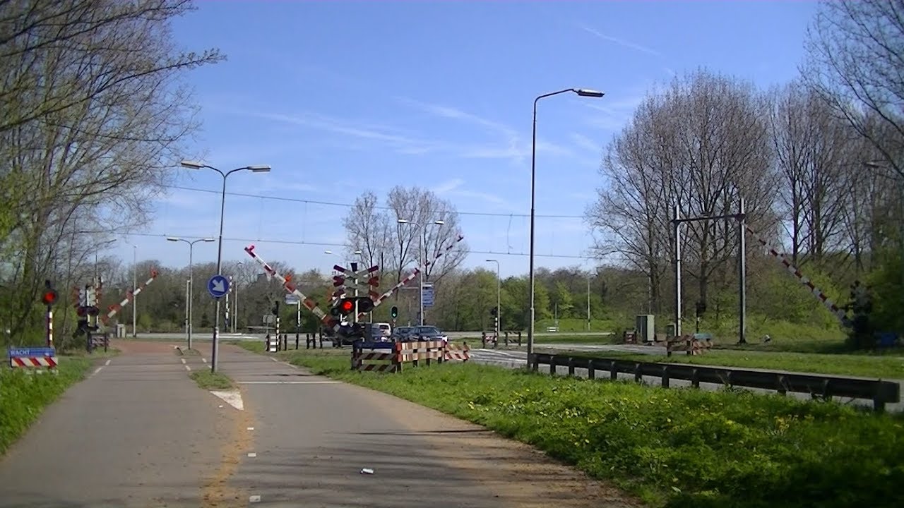 Spoorwegovergang Velsen-Noord // Dutch railroad crossing