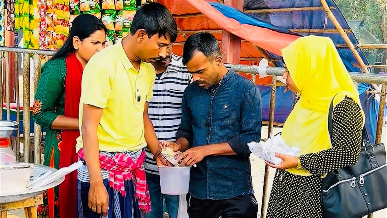 বা'ট'পা'রি করে দোকানদার কে ঠকাতে গিয়ে ভরা বাজারে ধো'লা'ই খেলো দুই মহিলা 