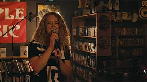 BACKDOOR SESSIONS- "Moonage Daydream" cover by Mak...