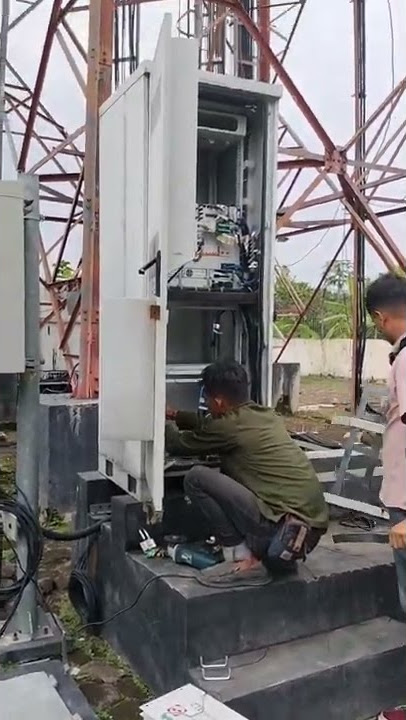 proses instalasi batre tower BTS Smartfren guys