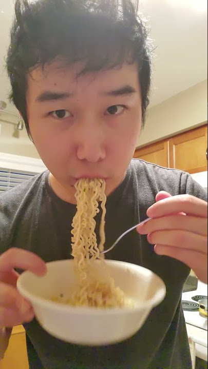 Chinese guy tries filipino Lucky Me instant noodle Pancit Canton (kalamansi version)