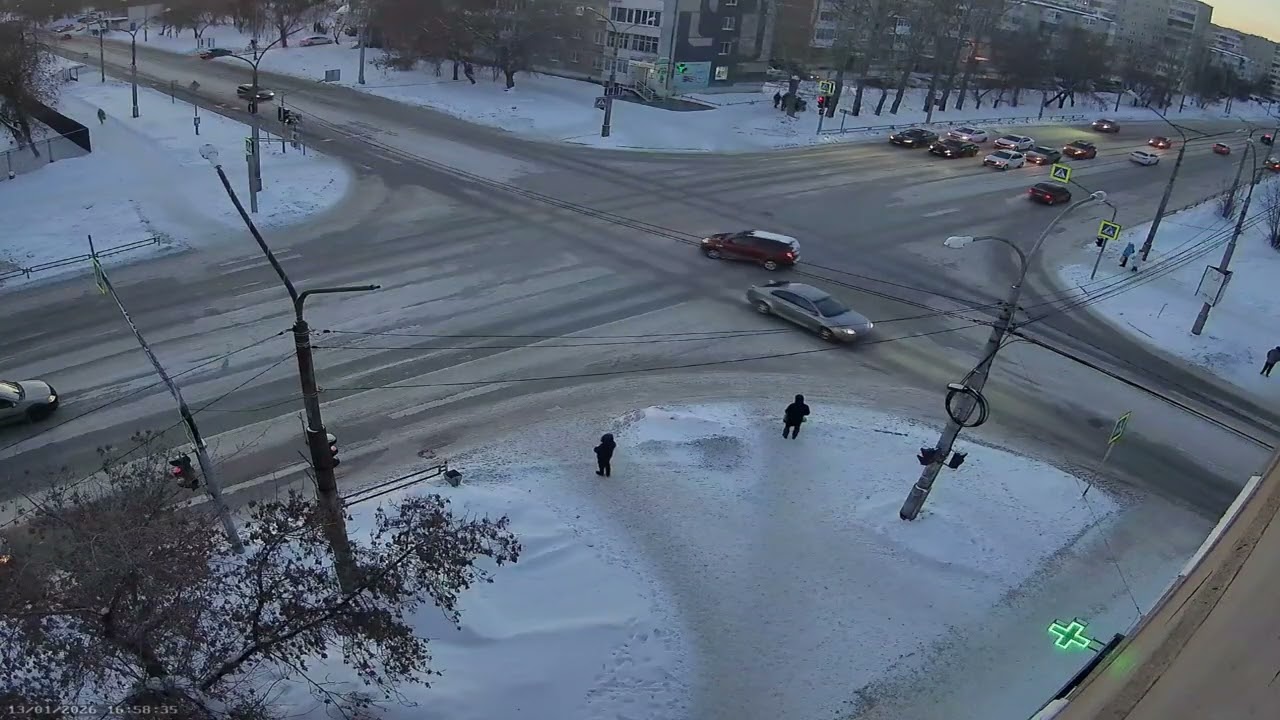 Intersection crash between two Hyundai vehicles in Kamensk-Uralsky, Russia