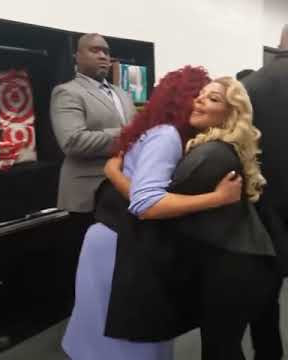 Faith Evans & Lil' Kim chats briefly