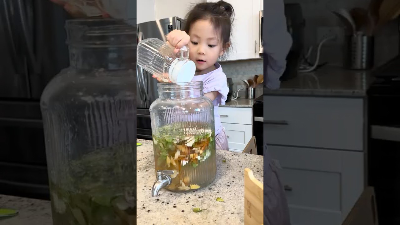 Практические занятия по Монтессори | Садоводство | Обучение детей 3 лет изготовлению жидкого удоб...