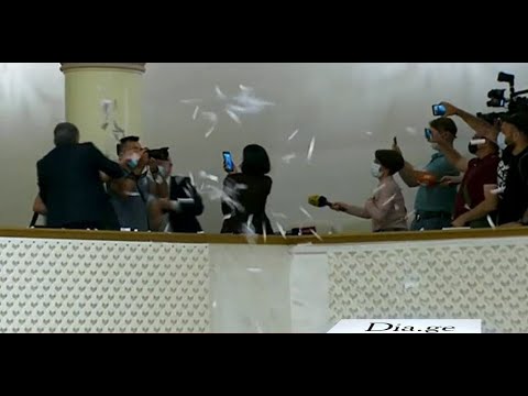 ინციდენტი პარლამენტში  დეპუტატებს თავზე ფურცლები დააყარეს 11.06.2021