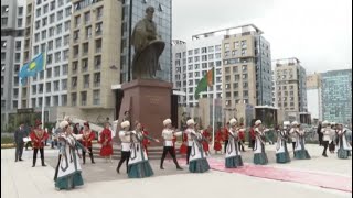 В Астане открыли памятник туркменскому мыслителю Махтумкули Фраги