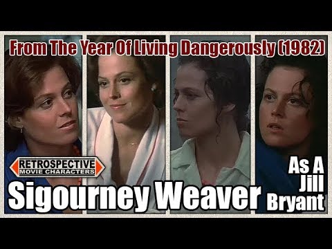 Video: 70-xyoo-laus Sigourney Weaver tau tawm hauv tiab nrog lub caj dab sib sib zog nqus
