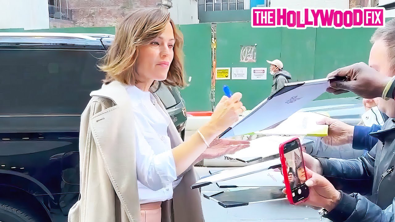 Jennifer Garner Signs Autographs For Fans While Arriving At The Today Show In New York, NY